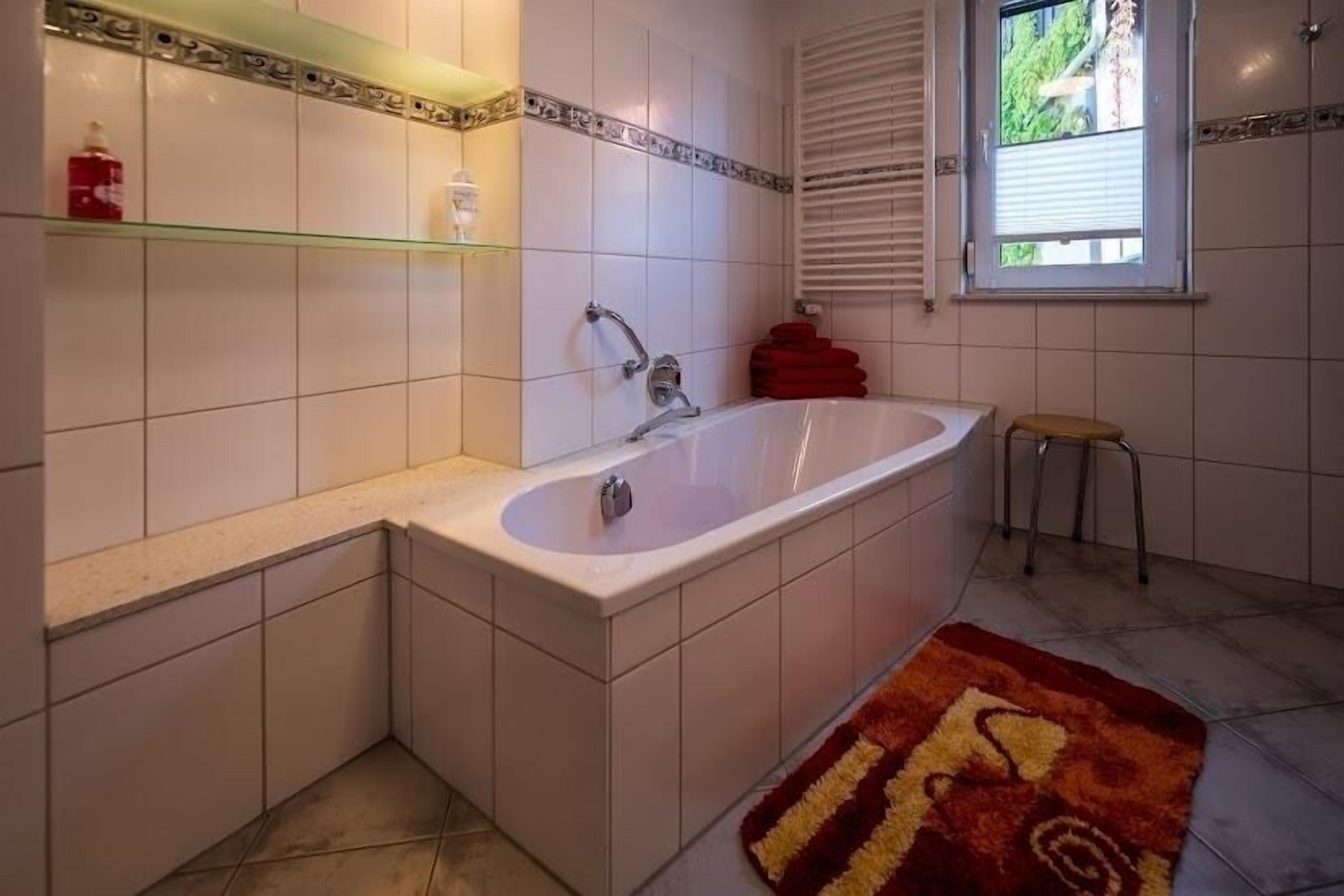 Haartrockner, Handtücher, Seife, Toilettenpapier