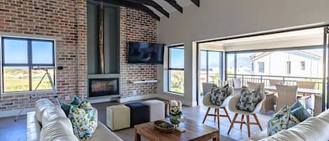 Smart TV, fireplace, stereo