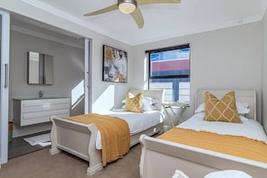 3 bedrooms, iron/ironing board, free WiFi, bed sheets - Ocean Whisper Sandown Bay | Nature and ocean waves at your doorstep (Mereenbosch)