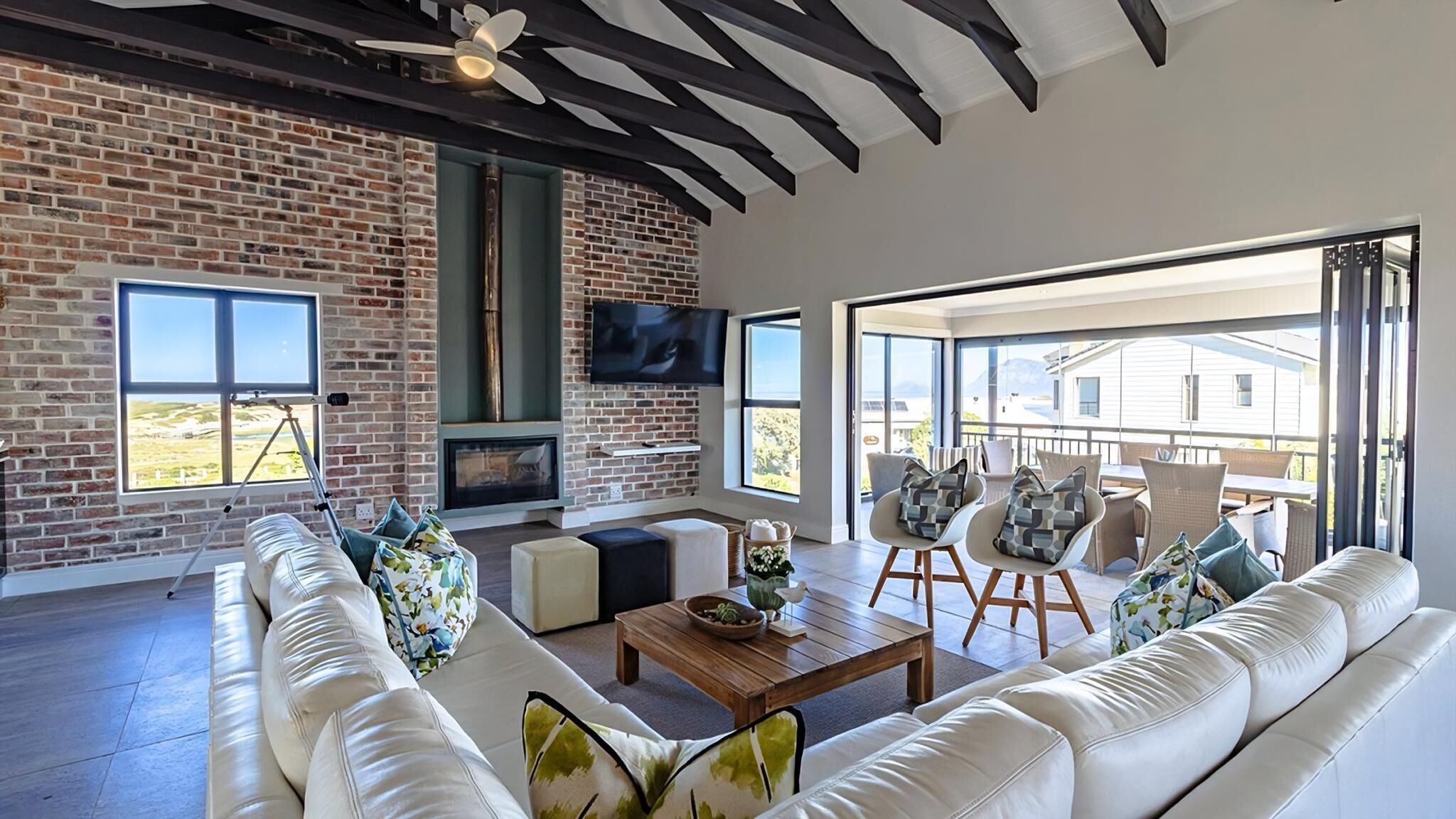 Smart TV, fireplace, stereo