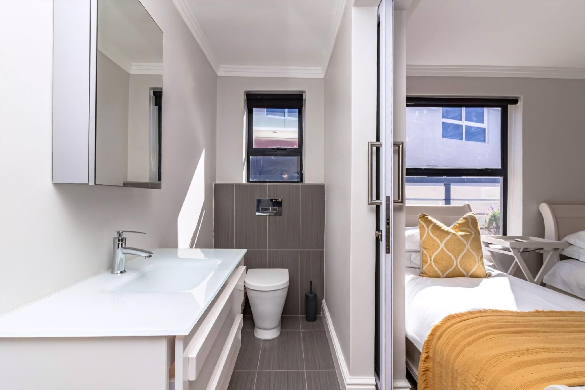 3 slaapkamers, een strijkplank/strijkijzer, gratis wifi, beddengoed