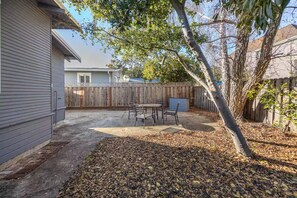 Outdoor dining - Charming Alameda Retreat / Cozy 2BR w/Private Yard (Alameda)