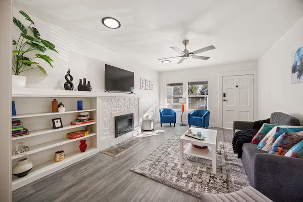 Living area - Charming Alameda Retreat / Cozy 2BR w/Private Yard (Alameda)