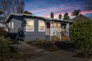 Exterior - Charming Alameda Retreat / Cozy 2BR w/Private Yard (Alameda)