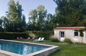 Una piscina al aire libre, una piscina climatizada