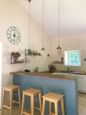 Réfrigérateur, four à micro-ondes, un four, surface de cuisson