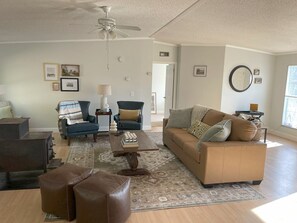 Living area - Spacious, Sunlit, 3 Bedroom, 2 Bath Home in East Asheville (Asheville)