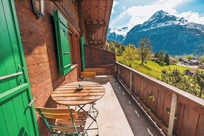Outdoor dining - Surfers Horizon Loft | Balcony & Panoramic views (Grindelwald)