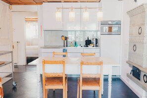 Fridge, microwave, oven, stovetop - Surfers Sunset Spa | Jacuzzi & Panoramic Terrace (Grindelwald)