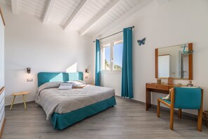 Une chambre à coucher comprenant un lit, un bureau, une chaise, une fenêtre avec des rideaux, un miroir et un plafond en bois.