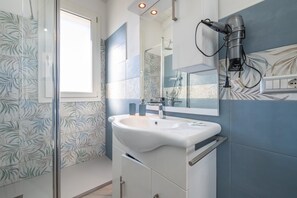 Douche, sèche-cheveux, serviettes fournies
