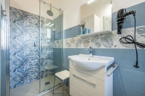 Douche, sèche-cheveux, serviettes fournies