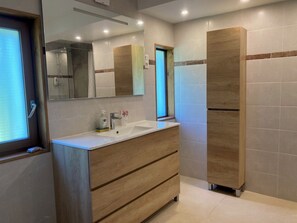 Bathroom - Vrbo Property (Morigny-Champigny)