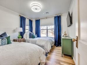 2 slaapkamers, een strijkplank/strijkijzer, internet, beddengoed