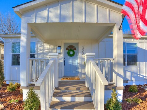 Benton Place - Cottage. WI-FI. Sleeps 4. Garage.