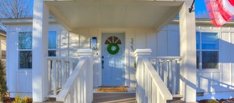 Benton Place - Cottage. WI-FI. Sleeps 4. Garage.