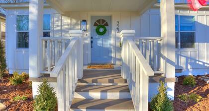 Benton Place - Cottage. WI-FI. Sleeps 4. Garage.