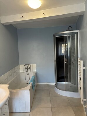 Shower, hair dryer, towels, soap - Spacious Village House with Garden in Ginoles (Ginoles)