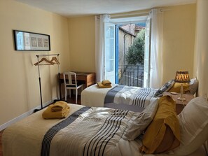 3 bedrooms, iron/ironing board, Internet, bed sheets - Spacious Village House with Garden in Ginoles (Ginoles)