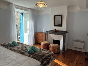 Room - Spacious Village House with Garden in Ginoles (Ginoles)