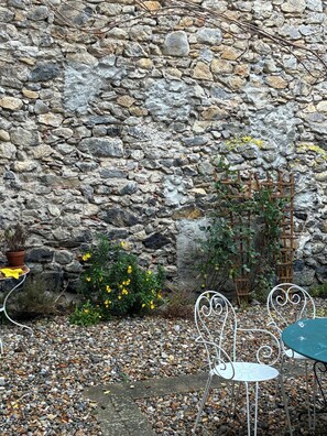 Outdoor dining - Spacious Village House with Garden in Ginoles (Ginoles)