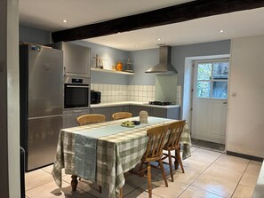 Private kitchen - Spacious Village House with Garden in Ginoles (Ginoles)