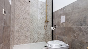 Superior-Doppelzimmer, eigenes Bad | Badezimmer | Kostenlose Toilettenartikel, Haartrockner, Bidet, Seife