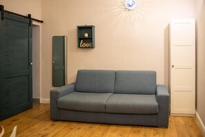 Habitación doble Deluxe, baño privado | Área de sala de estar