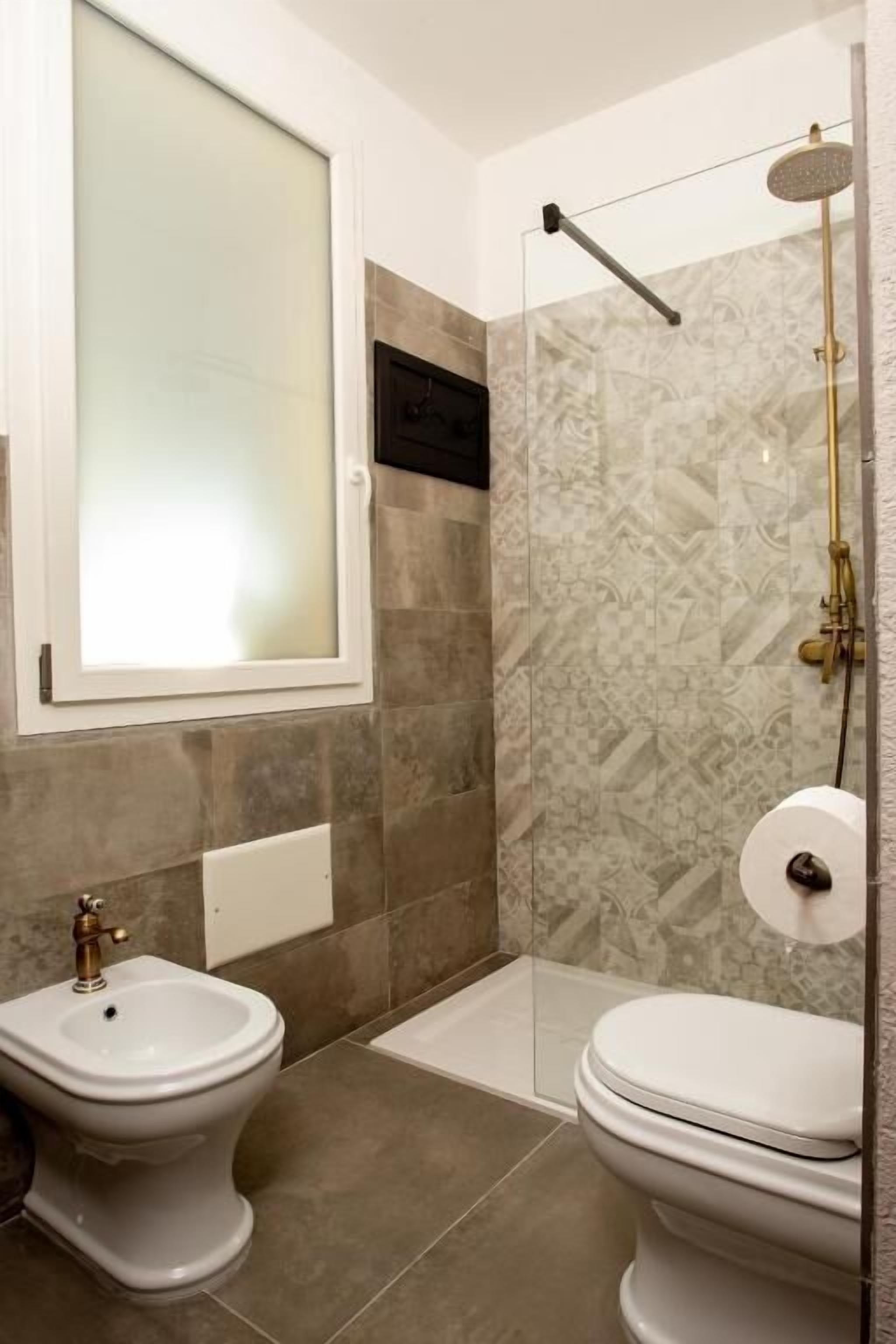 Suite Junior, bagno privato | Bagno | Set di cortesia gratuito, asciugacapelli, bidet, sapone