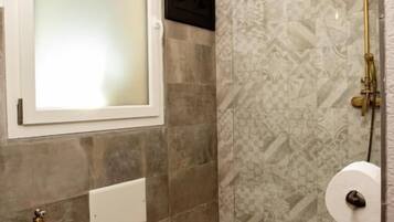 Suite Junior, bagno privato | Bagno | Set di cortesia gratuito, asciugacapelli, bidet, sapone