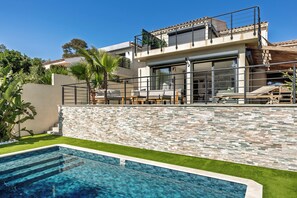 Pool - Magnificent villa with sea view, heated swimming pool (optional), pétanque and table tennis. (Roquebrune-sur-Argens)