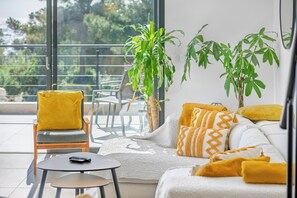Living area - Magnificent villa with sea view, heated swimming pool (optional), pétanque and table tennis. (Roquebrune-sur-Argens)