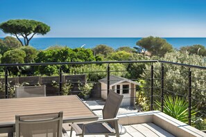 Outdoor dining - Magnificent villa with sea view, heated swimming pool (optional), pétanque and table tennis. (Roquebrune-sur-Argens)