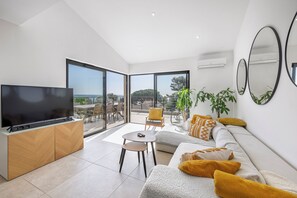 Living area - Magnificent villa with sea view, heated swimming pool (optional), pétanque and table tennis. (Roquebrune-sur-Argens)