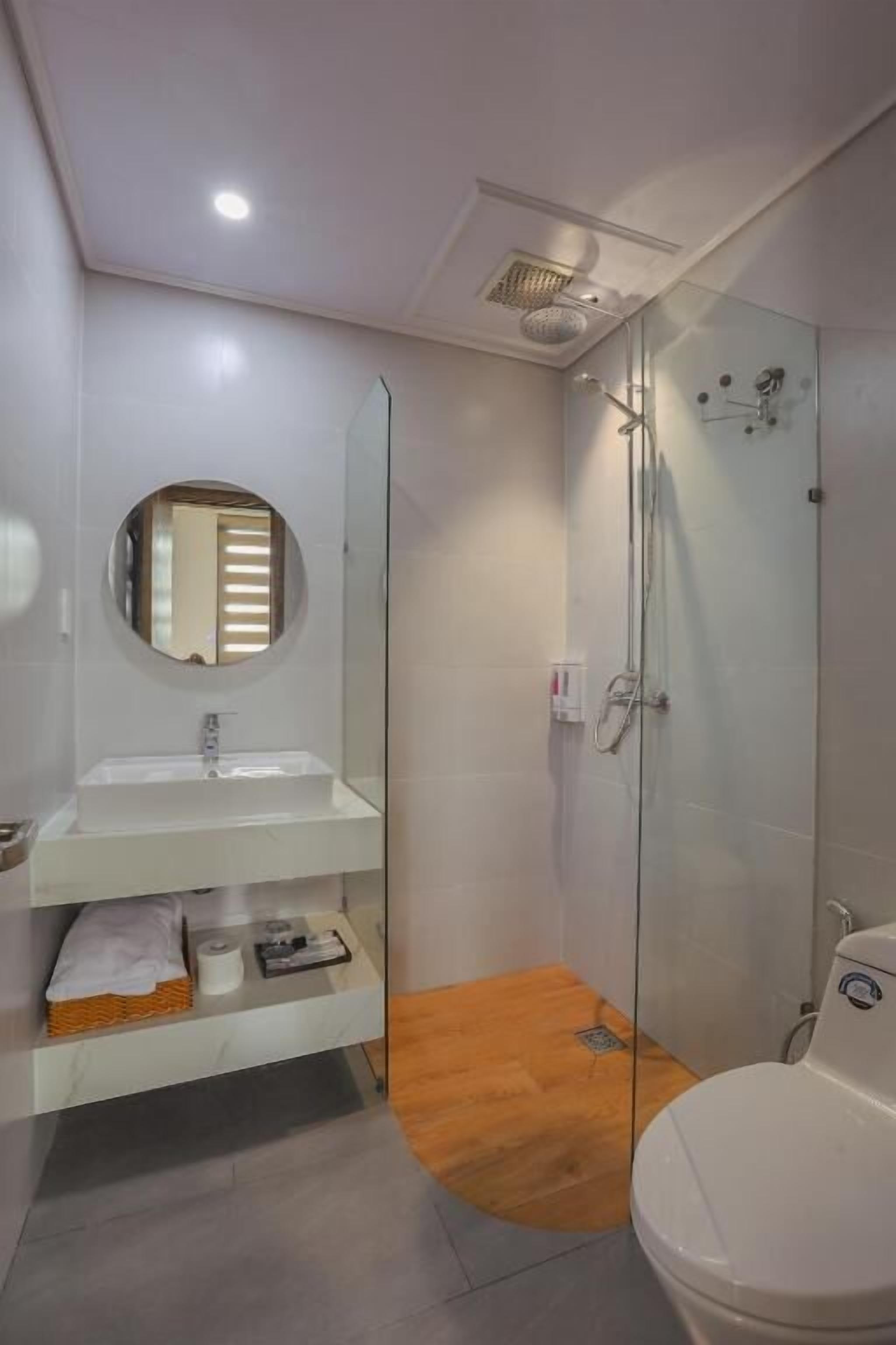 Neljän hengen deluxe-huone, parveke, näköala puutarhaan | Kylpyhuone