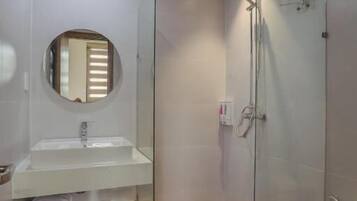 Neljän hengen deluxe-huone, parveke, näköala puutarhaan | Kylpyhuone