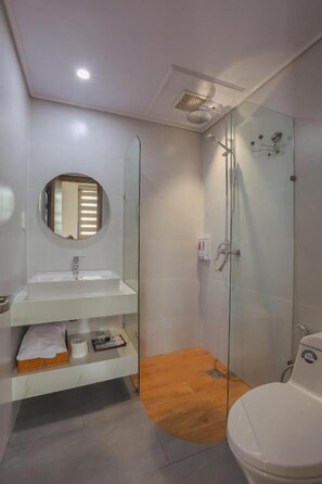 Chambre Quadruple Deluxe, balcon, vue jardin | Salle de bain