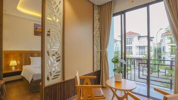 Neljän hengen perhehuone, parveke, näköala puutarhaan