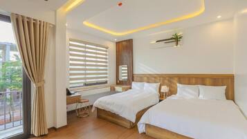 Neljän hengen deluxe-huone, parveke, näköala puutarhaan