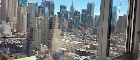 Vista panorámica de la ciudad desde un piso alto, mostrando diversos estilos arquitectónicos y un cielo despejado.