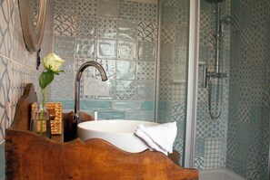 Douche, sèche-cheveux, serviettes fournies, savon