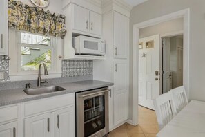 Private kitchen - 2-bedroom apartment in charming Ogunquit steps from the beach with AC and pool (Ogunquit)