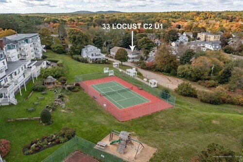 2-bedroom apartment in charming Ogunquit steps from the beach with AC and pool