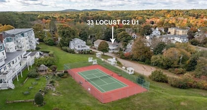 2-bedroom apartment in charming Ogunquit steps from the beach with AC and pool