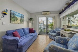 Living area - 2-bedroom apartment in charming Ogunquit steps from the beach with AC and pool (Ogunquit)
