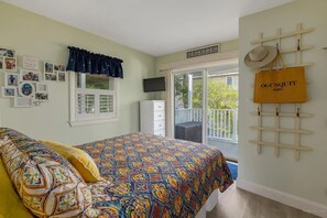 2 bedrooms, WiFi, bed sheets - 2-bedroom apartment in charming Ogunquit steps from the beach with AC and pool (Ogunquit)