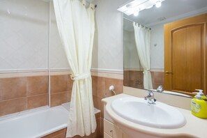 Shower, towels - Holiday Home 'Adosado Oliva Nova' with Shared Pool, Shared Terrace and Wi-Fi (Valencia)