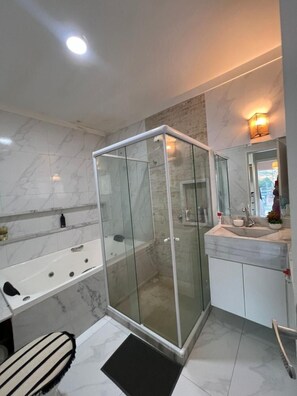Bathroom - House in São Pedro da Aldeia - Daily and Seasonal Rentals (São Pedro da Aldeia)
