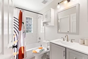 Shower, hair dryer, towels, soap - Cozy 3BR / 2BA Getaway / Legoland / Winterhaven / Lakeland (Lakeland)
