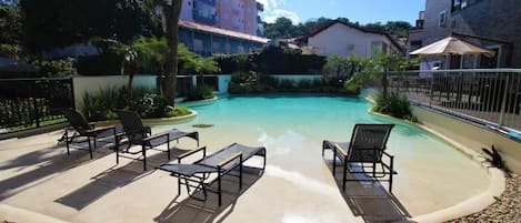 Appartement Confort, balcon, vue sur la piscine | Piscine | Piscine extérieure, chaises longues